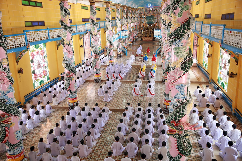 Tham gia chính lễ của những người theo đạo Cao Đài 